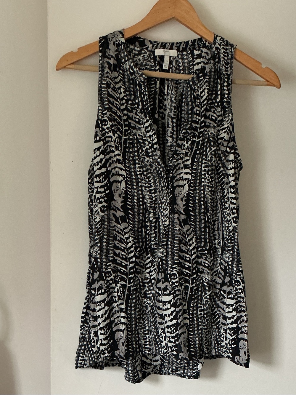 JOIE Sleeveless Black & White Patterned V-Neck Women's Top